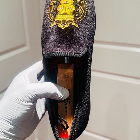 ELANROMAN Men's Lion Crest Velvet Loafers. - Picture 7 of 15